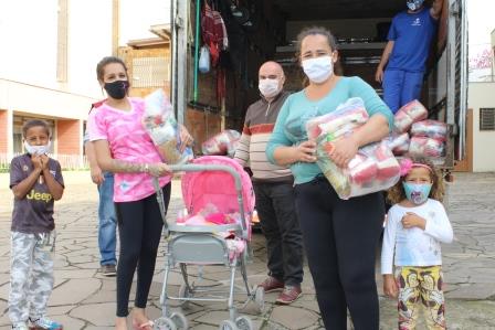 Famílias de Alvorada recebem auxílio do Mensageiro da Caridade