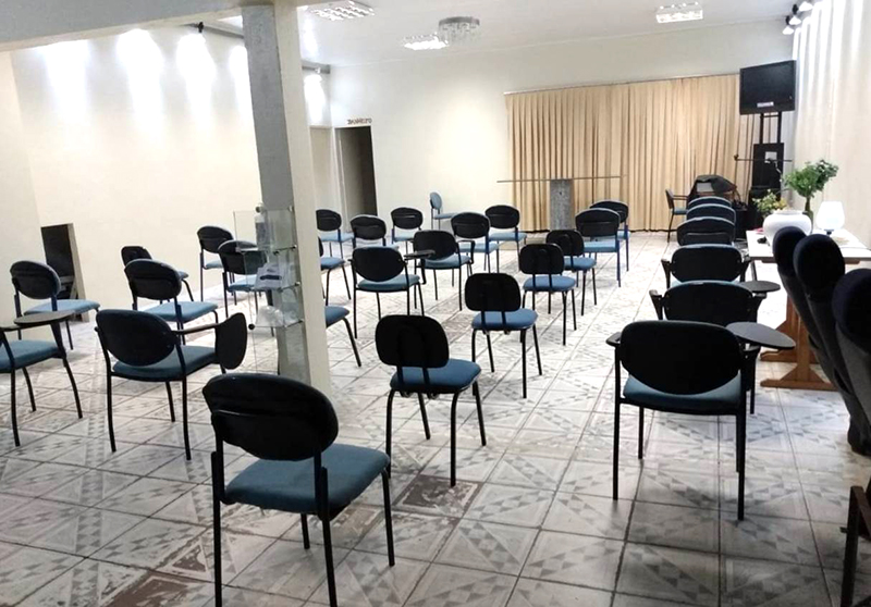 Igreja organiza espaços celebrativos com móveis do Mensageiro da Caridade