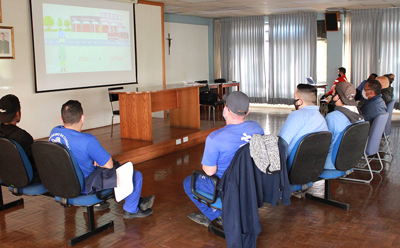 Treinamento prepara equipe de combate a incêndio