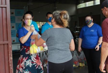 Distribuição de alimento beneficia população da Restinga