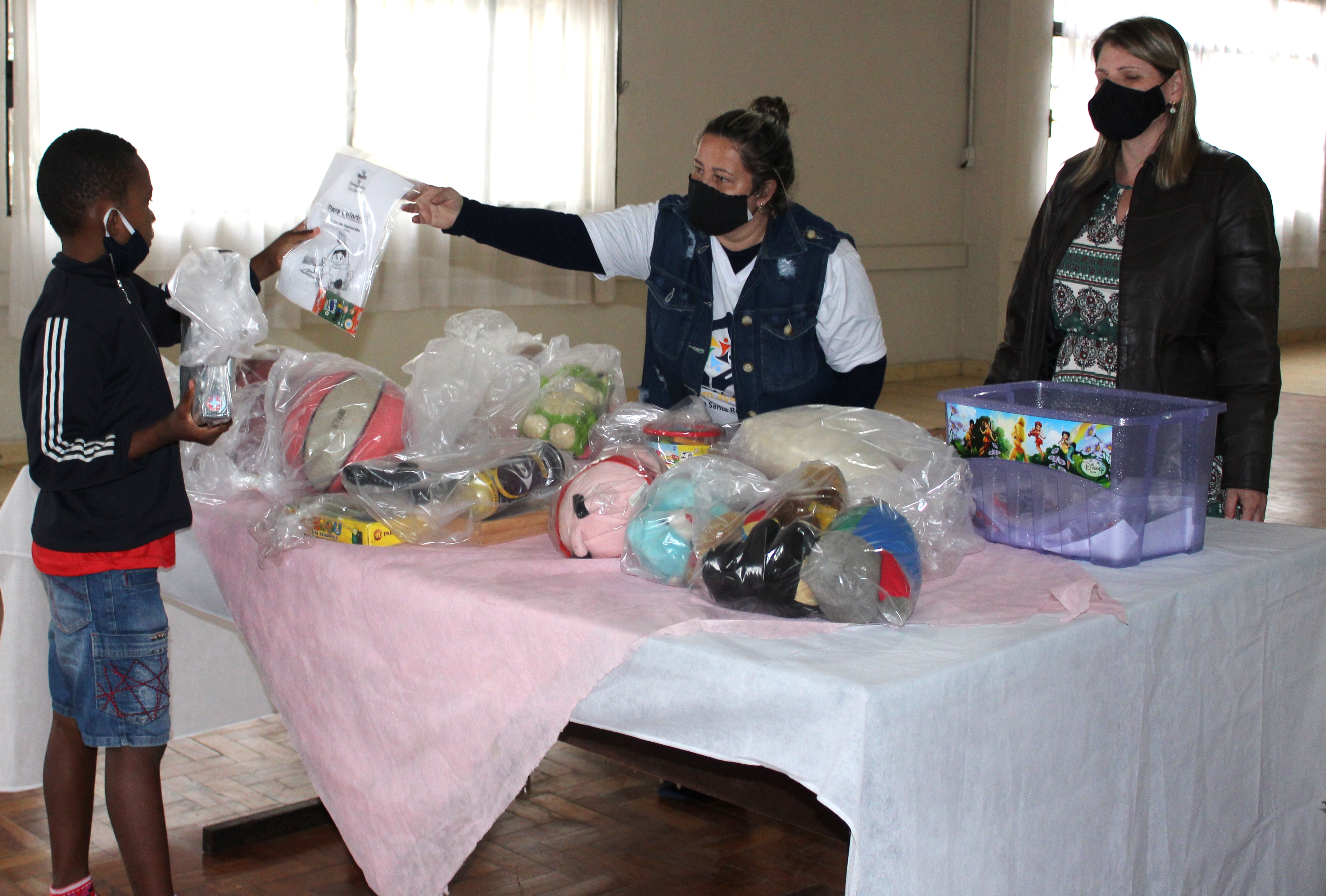 Crianças da Zona Norte recebem doces e brinquedos