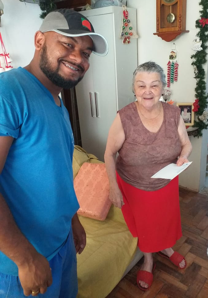 Mensageiro da Caridade alegra doadores com cartão de Natal