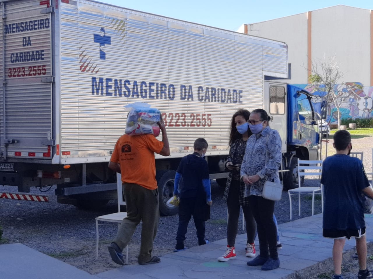 Mensageiro da Caridade ajuda população da Restinga