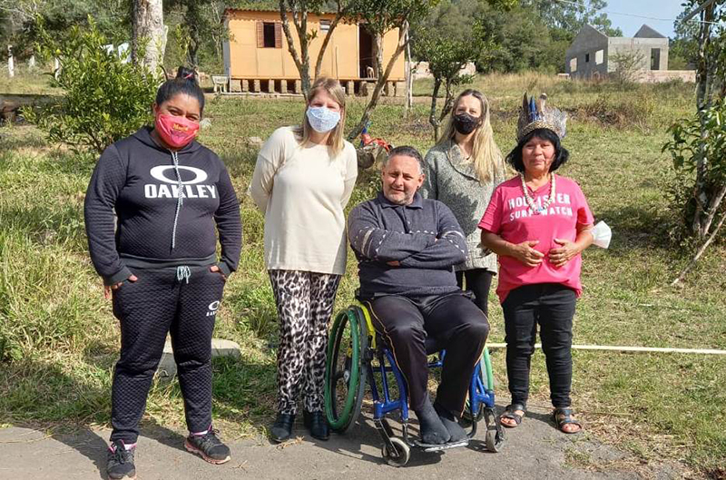 Indígenas recebem equipe do Mensageiro da Caridade